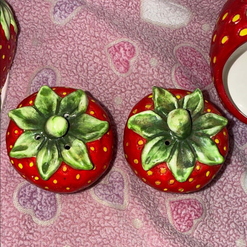 Strawberry Ceramic Kitchen Set - Picture 4 of 4